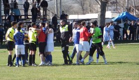 3 kırmızı kart gösteren hakemi jandarma kurtardı!