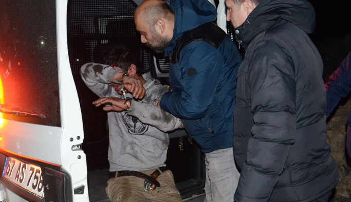 Kimlik soran polisin arabasını taşladı