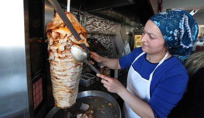 Döner tezgahında kadın usta