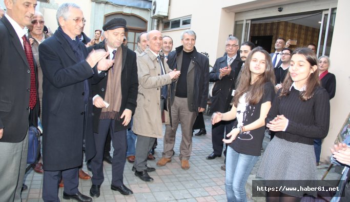 Trabzon'da sokak sanatçılarına Turgay Güngör'den destek