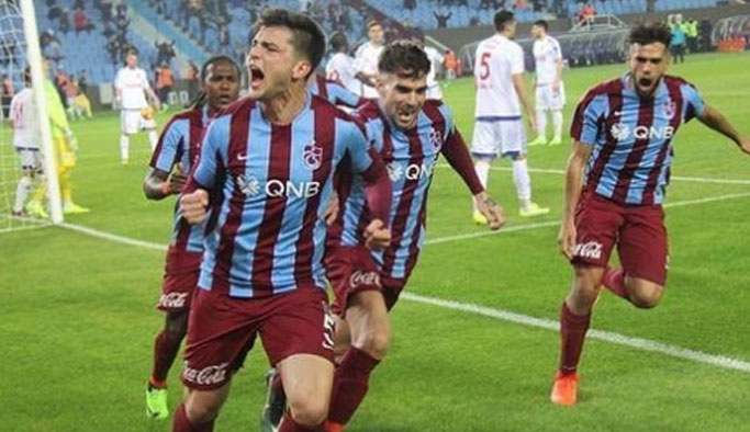 Okay Yokuşlu imza atıyor