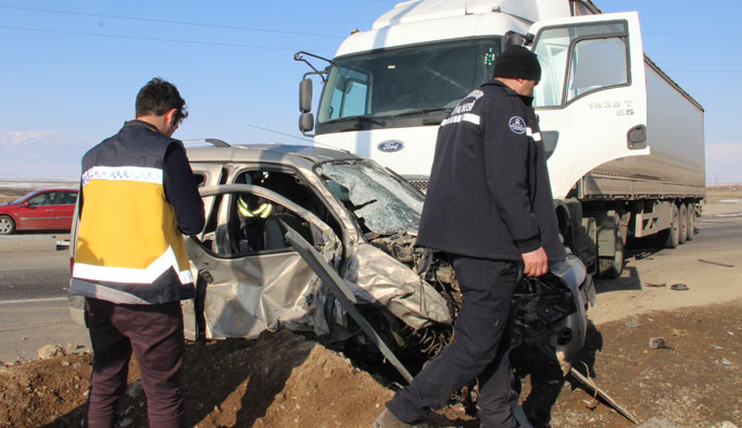 Trabzon Plakalı Araç hurdaya döndü: 5 yaralı!
