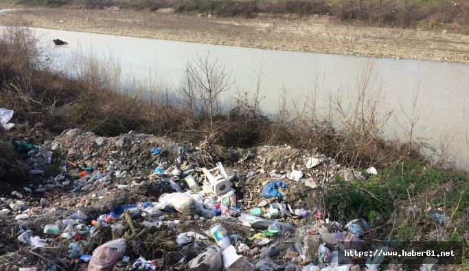  Dere kenarı çöplüğe döndü
