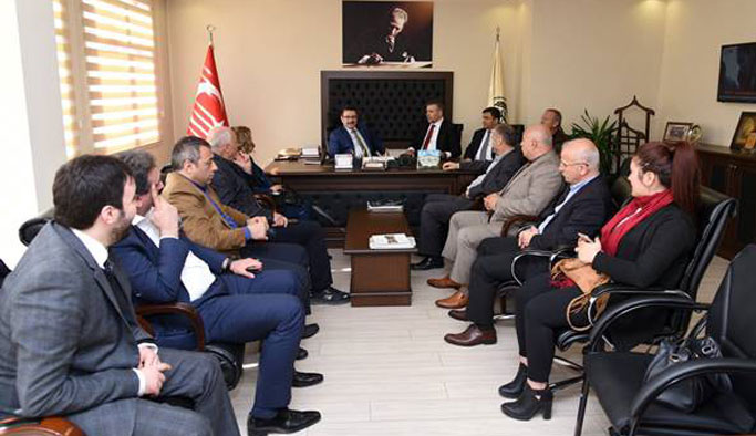 Genç, dur durak bilmeden başkanlık sistemini anlatıyor