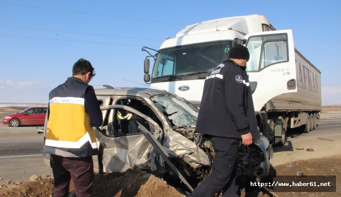 Erzurum’da tır ile otomobil çarpıştı: 5 yaralı
