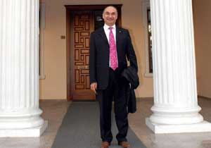 İstifa etti paltosunu alıp çıktı