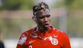 Eto'o, doğum gününde yüzüne pasta atılınca çıldırdı