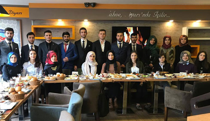 Trabzon’da gençlerden referandum kürsüsü!