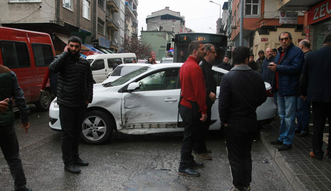 Trabzon'da kaza yapan araçlar kaldırımdaki yayaya çarptı!