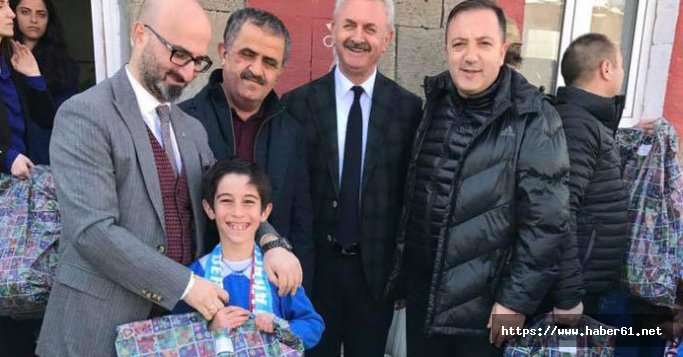 Trabzonspor taraftarları öğrencileri sevindirdi