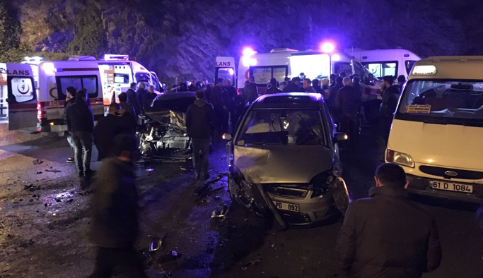 Trabzon'da 3 araç birbirine girdi: 4 yaralı