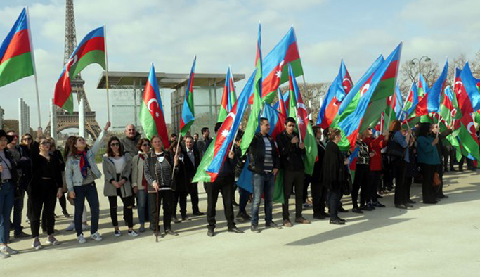 Azerbaycan vatandaşlarından Paris’te protesto