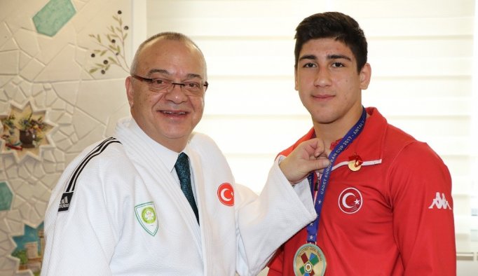 Manisalı sporculara altın ödülü