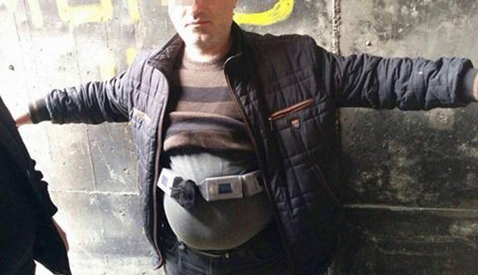 Kaçakçılar sigaraları vücudunda saklamış