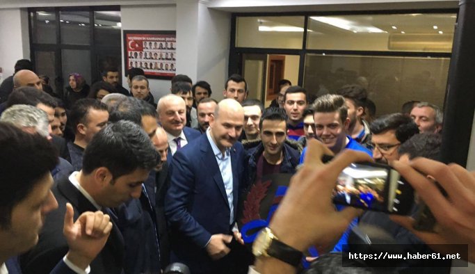 Trabzonlu gençler Bakan Soylu'ya Trabzonspor logosu hediye etti