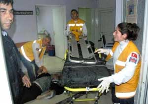 Yaralı sedyeden düştü, öldü