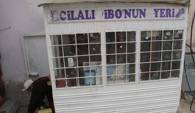 Boya sandığıyla 7 kişilik ailesine bakıyor