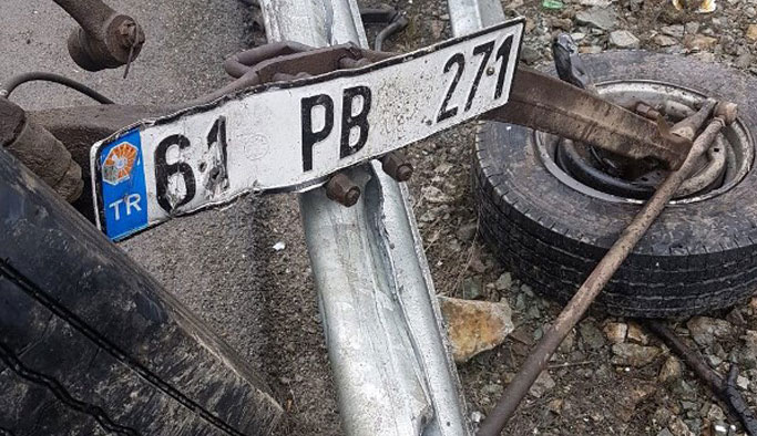 Trabzon'a gelen kamyon dereye uçtu: 2 yaralı