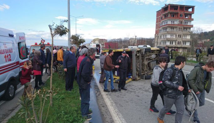 Trabzon'a gelen servis minibüsü takla attı, öğrenciler ölümden döndü