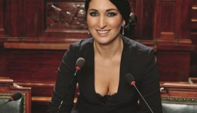 Başörtü yasağına Türk vekil Zuhal Demir'den destek!