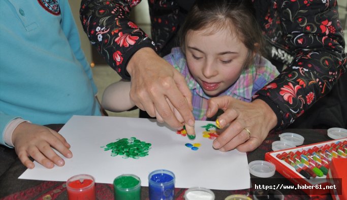 Trabzon'da down sendromlu çocuklarla öğrenciler resim yaptı