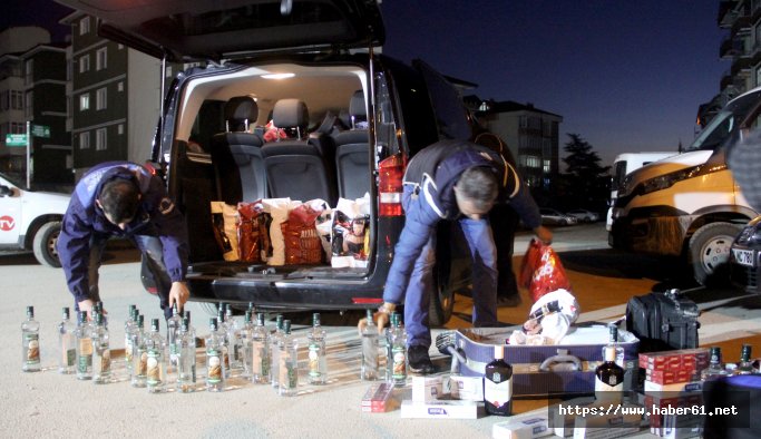 Trabzon plakalı araçta kaçak içki ele geçerildi