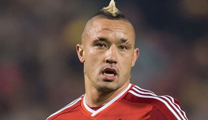 Yıldız futbolcudan şok eden sigara çıkışı