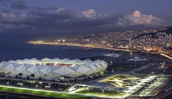 Şenol Güneş Spor Kompleksi'ne bordo mavi ağaçlar dikildi