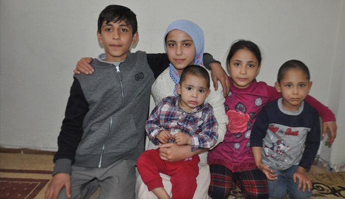 Trabzon'da Afgan Reyhan 4 çocuk bakıyor