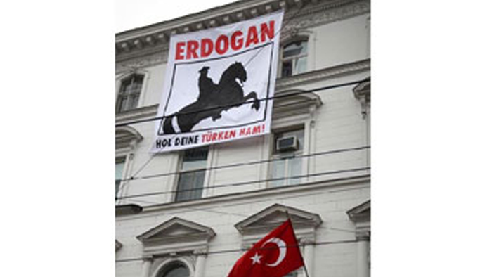 Türk Büyükelçiliği'ne çirkin pankart