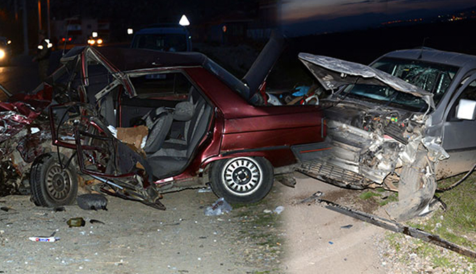 İki araç kafa kafaya çarpıştı: 5 ölü 4 yaralı