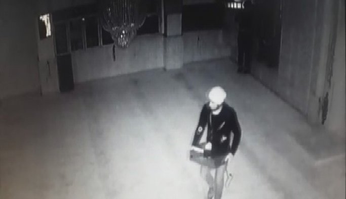 Camiyi soyup Kur’anı Kerimleri çaldılar