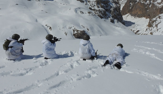 PKK sığınak ve barınakları patladı! Yoğun karda operasyon