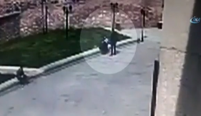 Kucağında bebekle uyuşturucu sattı