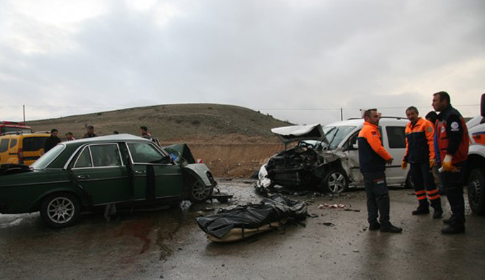 Kafa kafaya çarpıştılar:1 ölü, 6 yaralı