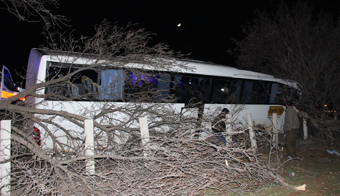 Tur otobüsü kaza yaptı: 15 yaralı