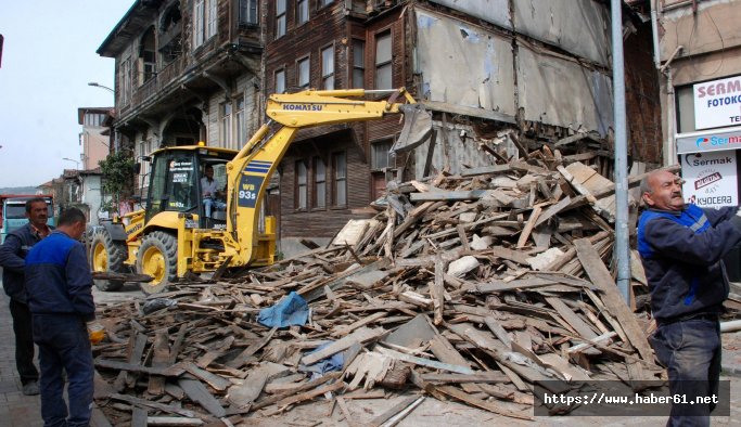 Bartın'da koruma altındaki tarihi ahşap bina yıkıldı