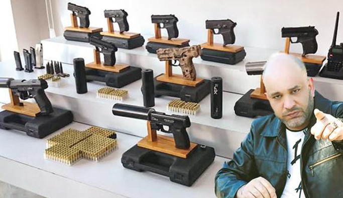 Şarkıcının evinden cephanelik çıktı!