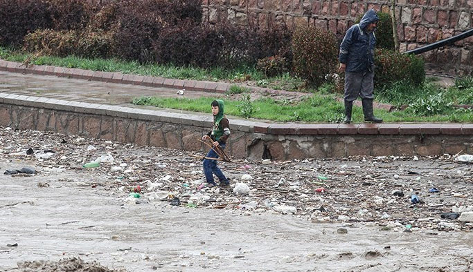 İran’da sel!.. Çok sayıda ölü var!