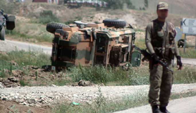 Askeri araç devrildi: 8 yaralı!