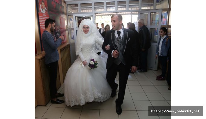 Rize'de oy kullanmaya gelinlikle gitti