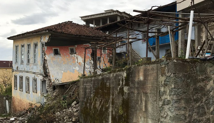 Sürmene'de heyelan tarihi evlere zarar verdi!