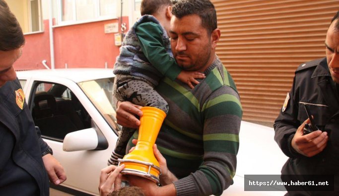 Küçük çocuğun ayağı darbukaya sıkıştı!