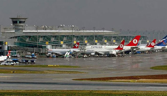 Sağanak yağış hava ulaşımını vurdu