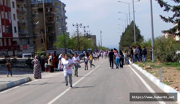 Çocuklar şehit kaymakam Safitürk anısına koştular
