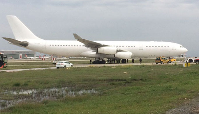 Atatürk Havalimanı'nda uçak toprak alana çıktı