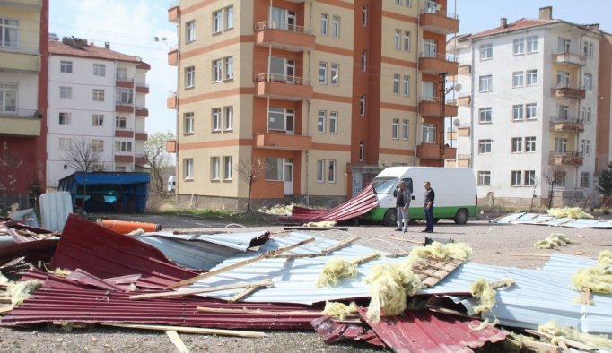 Şiddetli fırtına ilçeyi elektriksiz bıraktı