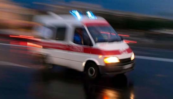 Kamyonette sıkışan 2 kişiyi AFAD kurtardı