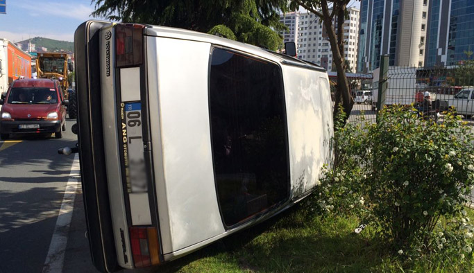 Trabzon Yomra’da otomobil tıra çarptı: Araç refüje savruldu