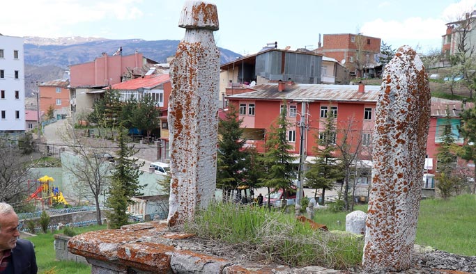 400 yıllık mezar taşındaki mermi izleri!